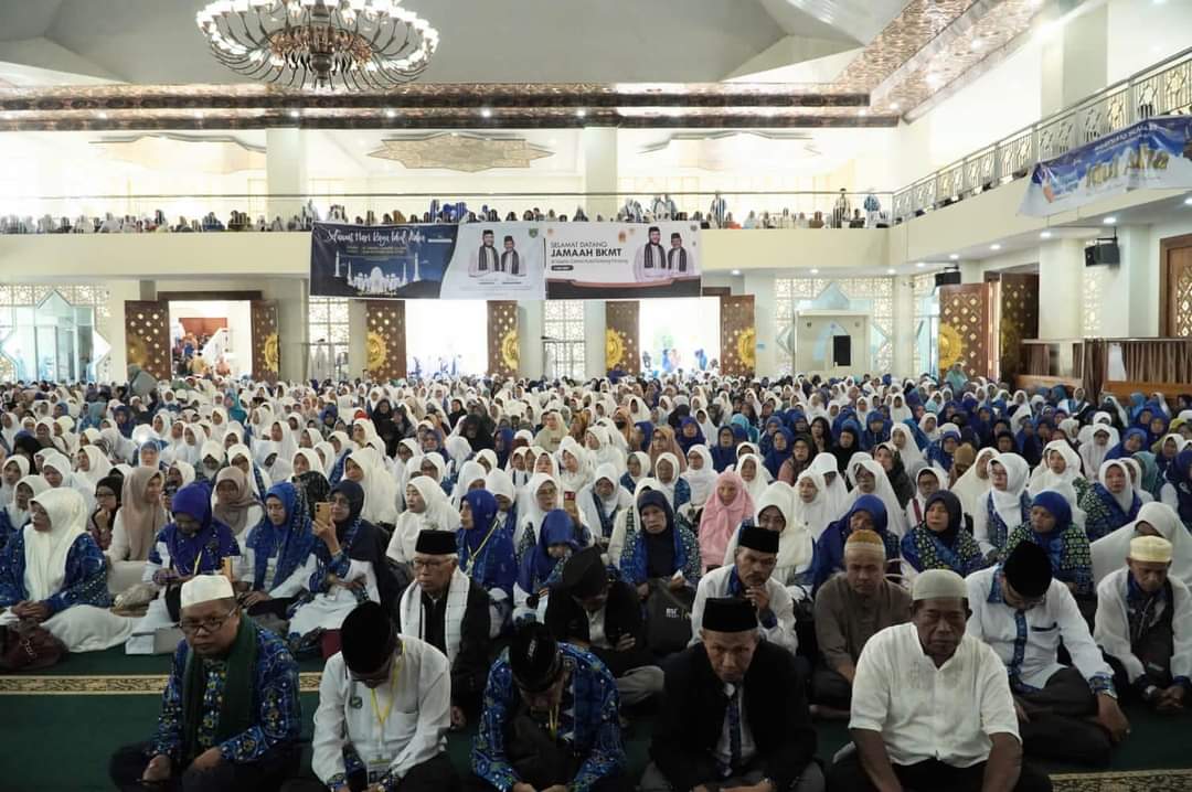 Ribuan Jamaah BKMT Se Sumbar hadiri Ceramah  Ustadz Derry Sulaiman di Islamic Center Padang Panjang