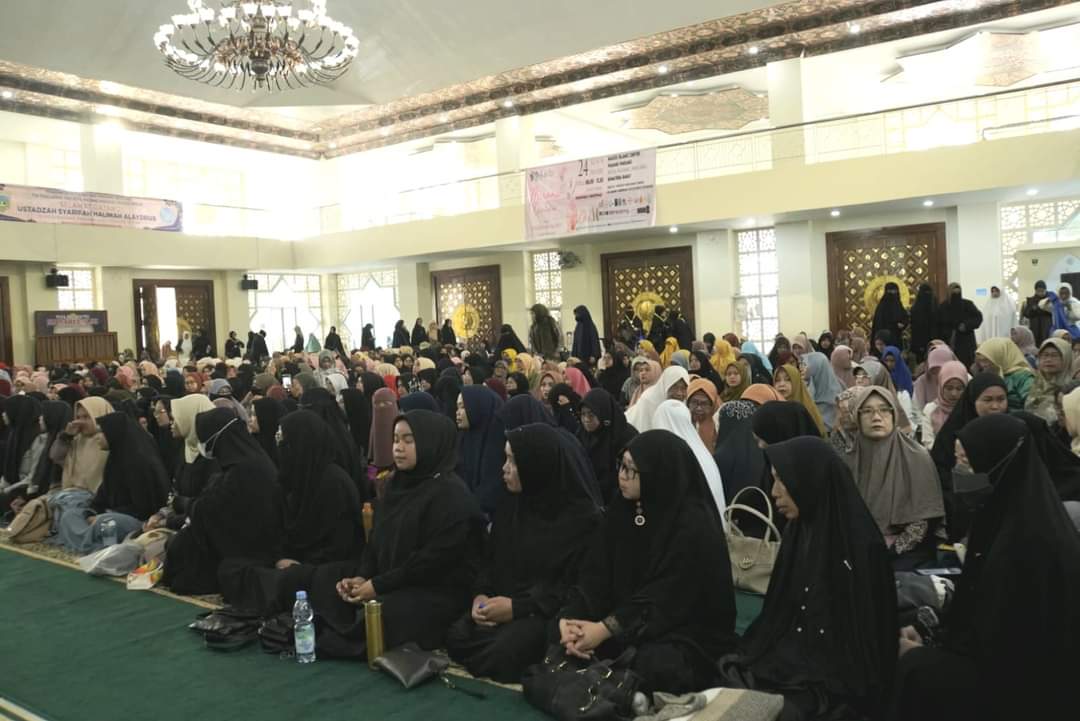 Ribuan Kaum Muslimah Padang Panjang Hadiri Tausyiah Ustazah Halimah Alaydrus
