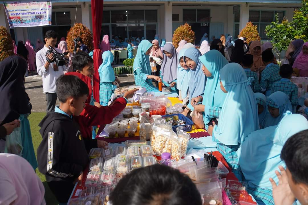 Madrasah Ibtidaiyyah Swasta Rahma El Yunusiyyah (MIS REY) Perguruan Diniyyah Puteri Padang Panjang Adakan Bazar 