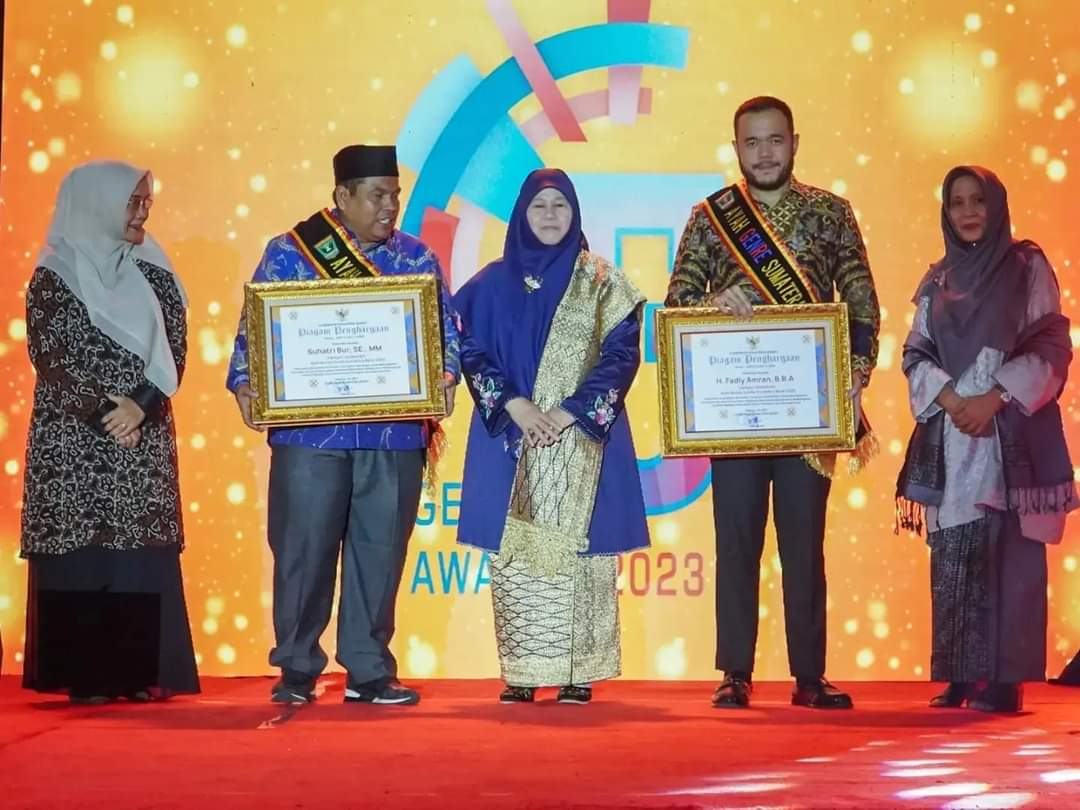 Wali Kota Padang Panjang Terima Anugerah Ayah GenRe Kolaboratif