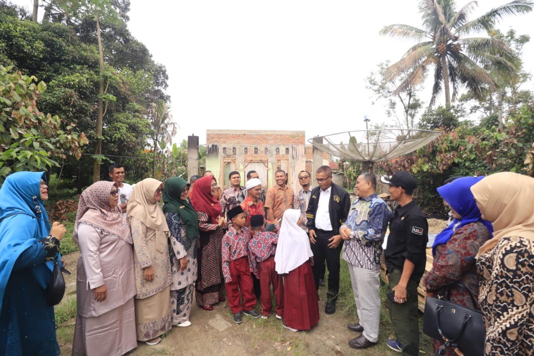 Parno Yang Rumahnya Terbakar di Payo Badar Berterima Kasih Kepada PJ Walikota Payakumbuh
