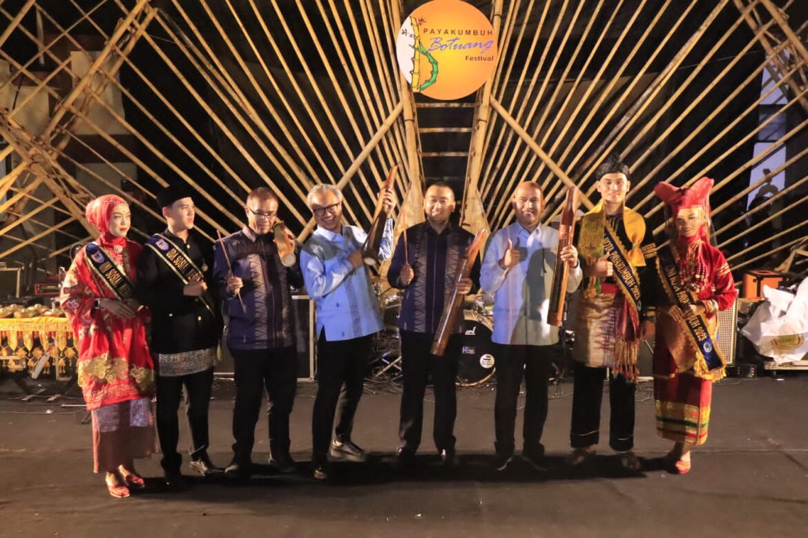 Ribuan masyarakat saksikan Payakumbuh Botuang Pestival Di Kawasan Batang Agam