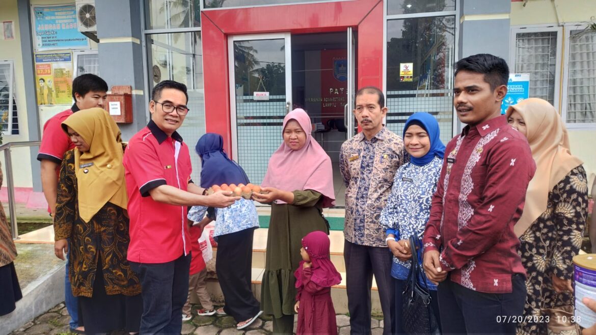 Pj Wali Kota Payakumbuh Bersama HBT Serahkan Bantuan Stunting