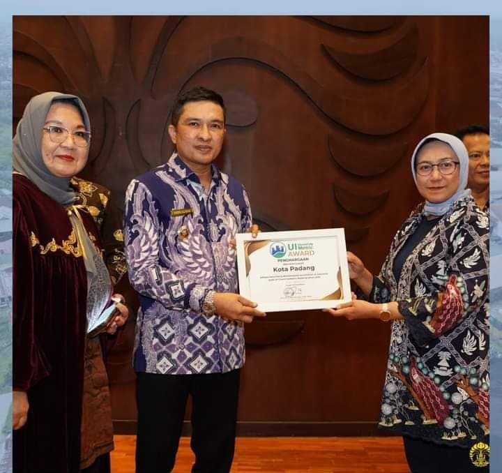 WAKIL WALIKOTA PADANG TERIMA PENGHARGAAN  DARI UI GREENCITYMETRIC