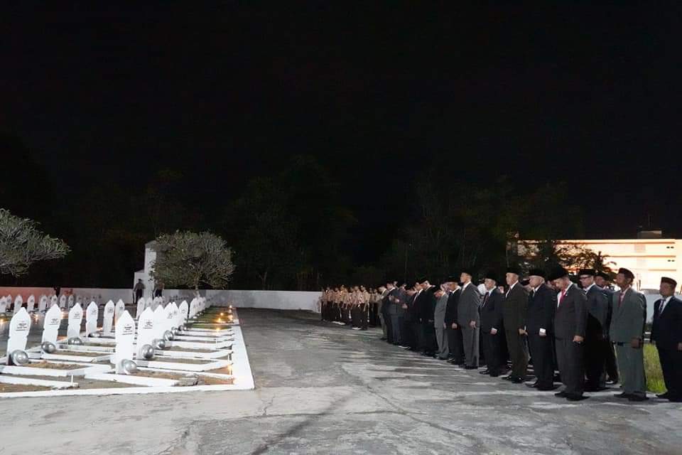 Bupati Tanah Datar Ikuti  Apel Kehormatan dan Renungan Suci di Taman Makam Pahlawan