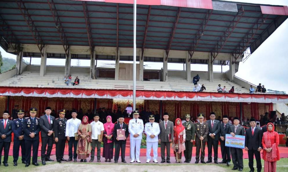 Wali Kota Sawahlunto Berikan Sejumlah Penghargaan Dalam Upacara HUT Kemerdekaan RI