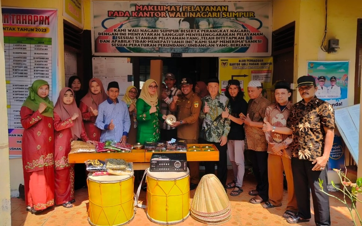 Anggota DPRD Tanah Datar Kamrita Berikan Bantuan Untuk Pokdarwis Nagari Sumpur Kecamatan Batipuh Selatan