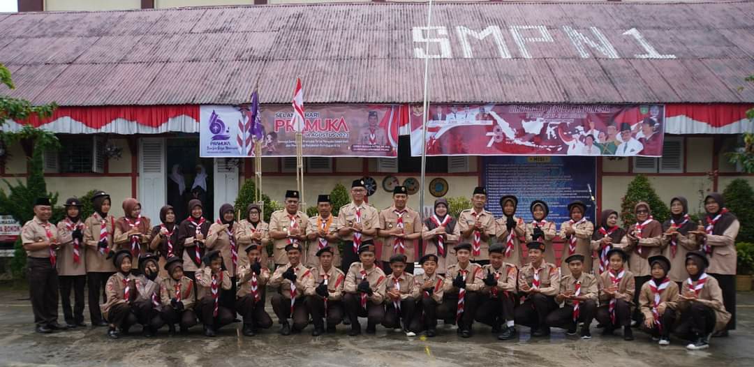 Meski Diguyur Hujan, Upacara Hari Pramuka Yang Dipusatkan di SMPN 1 Padang Panjang Berlangsung Khitmat