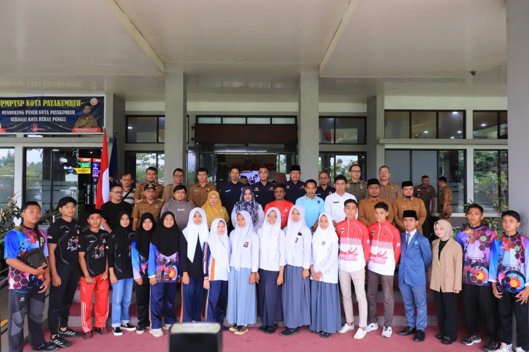 Pj  Wali Kota  Lepas Pemuda-Pemudi terbaik  Kota Payakumbuh ke Tingkat Nasional