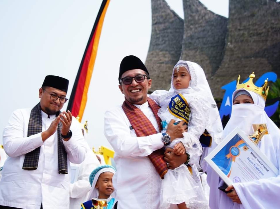 Ribuan Warga Masyarakat Saksikan Prosesi Wakaf 1000 Tahfidz di Istano Basa Pagaruyung