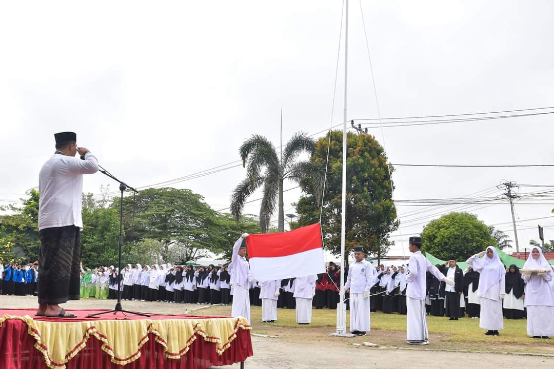 Upacara Hari Santri Nasional  Di Laksanakan Di Halaman Kantor Kementrian Agama Dharmasraya