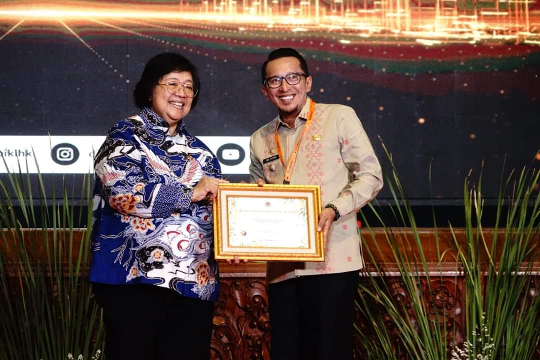 Bupati Tanah Datar Terima Penghargaan Dari Menteri Lingkungan Hidup Dan Kehutanan RI