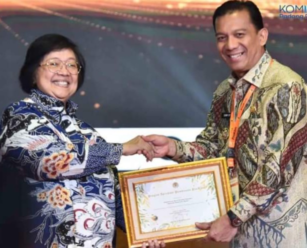 Pj Wali Kota Padang Panjang Terima Penghargaan dari Kementerian Lingkungan Hidup Dan Kehutanan RI