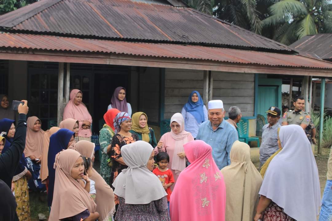 200 KK Terdampak Banjir Koto Sawah Ujung Gading Mendapat Bantuan Beras Dari Bupati Pasaman Barat
