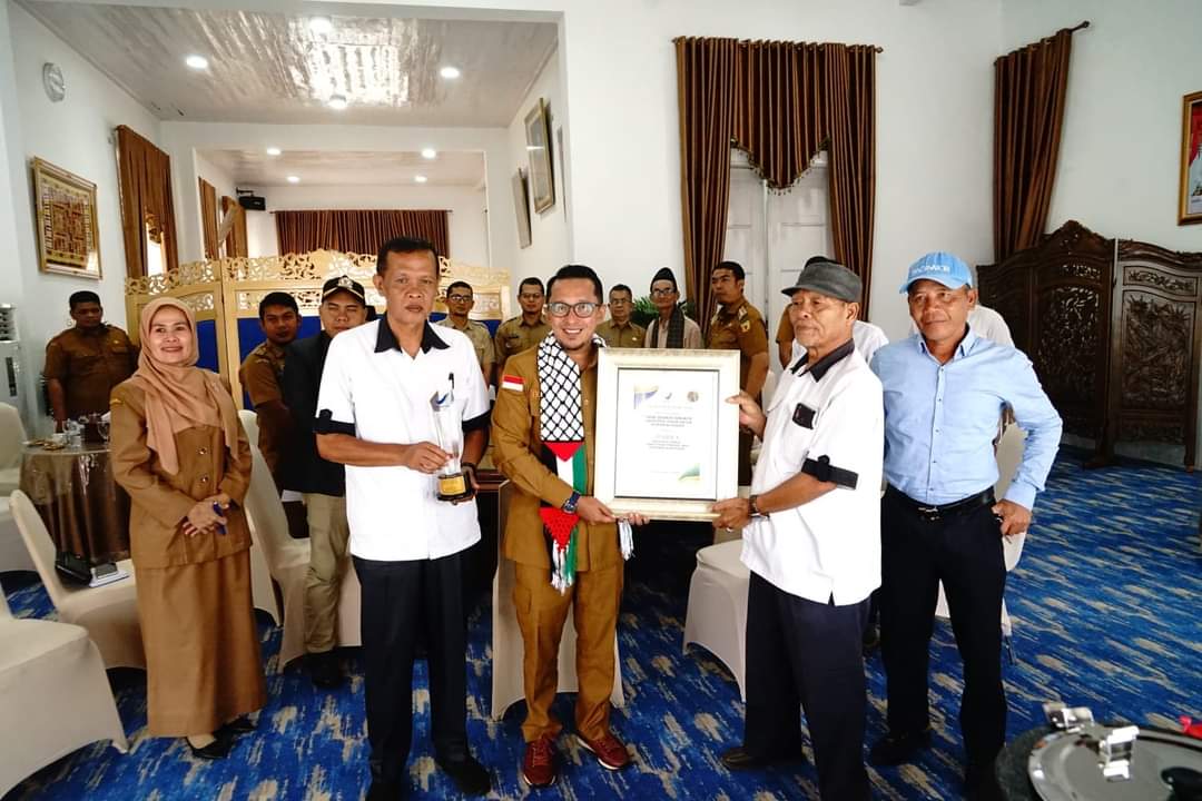 Raih Penghargaan Nasional, Bupati Berikan Aspresiasi Kepada Pengelola Pasar Simabur