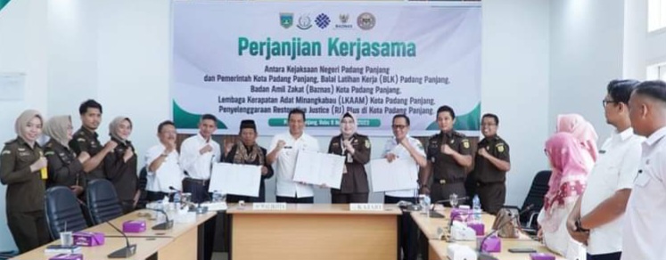 Kejari Teken MoU dengan Pemko  Padang Panjang dan Sejumlah Lembaga