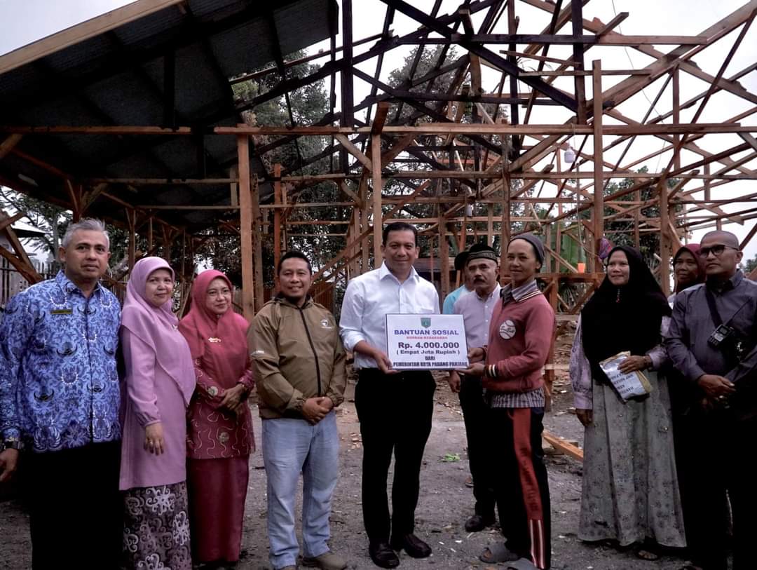 Pj Wali Kota Padang Panjang  Salurkan Bantuan Korban Kebakaran  di Dua Lokasi Senilai Rp 173 Juta