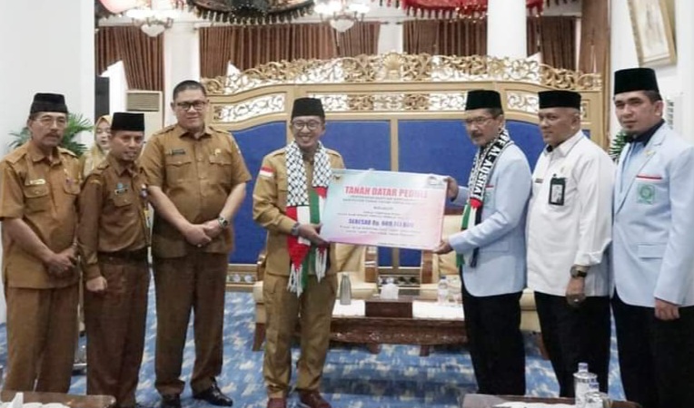 Bupati Tanah Datar Serahkan Rp  609.747.600 Donasi Untuk Palestina