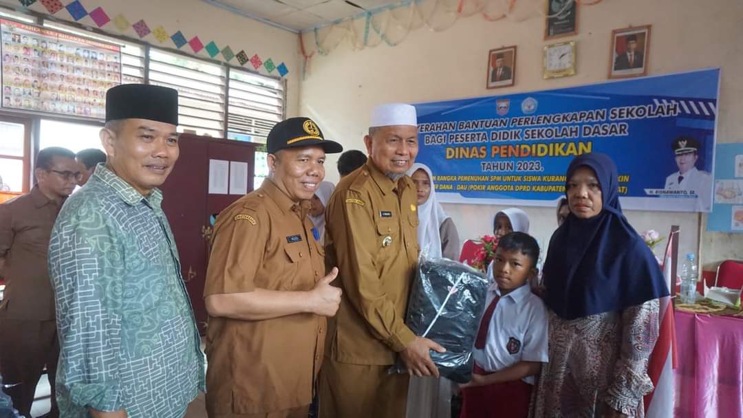 Bupati Bersama Anggota DPRD Pasbar Ali Nasir Serahkan 200 Paket Bantuan Untuk  SDN 06 Kinali