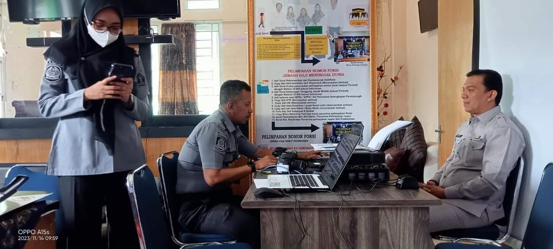 66 CJH Padang Panjang Urus Paspor di Kantor Kemenag