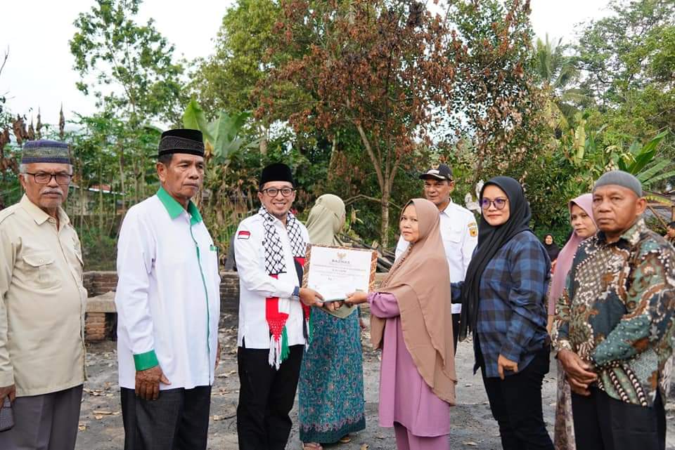Bupati Tanah Datar Serahkan Bantuan Untuk Korban Kebakaran Di Jorong Kambojo Nagari Lubuk Jantan