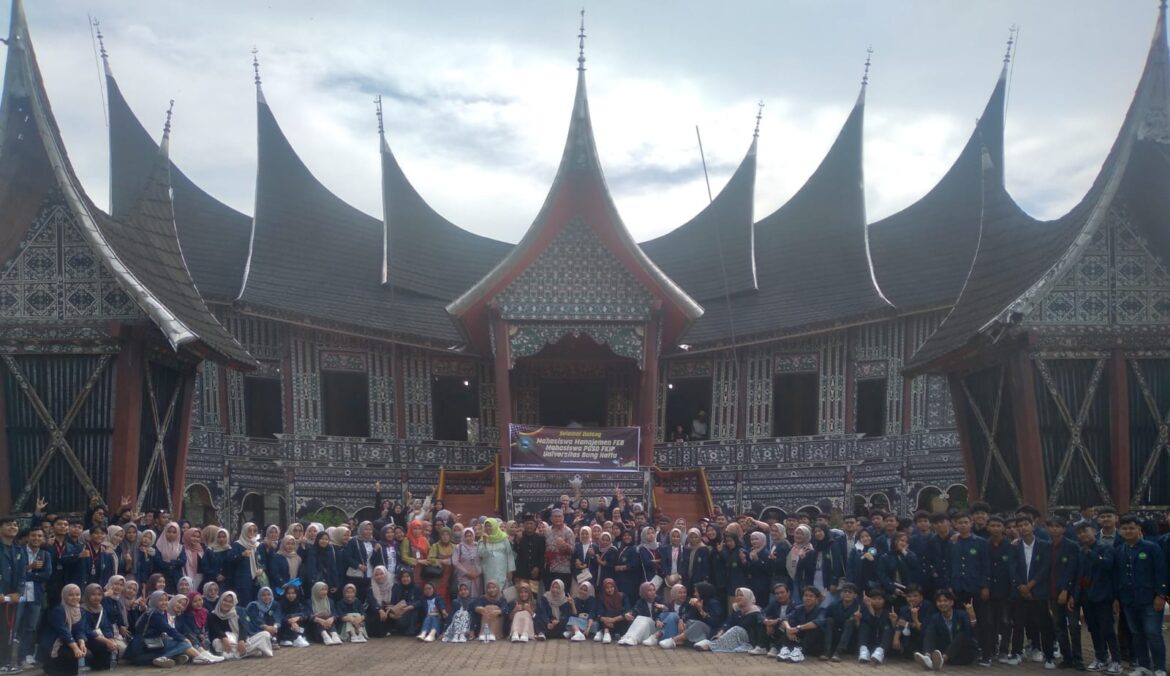 254 Mahasiswa Bung Hatta Di Perkenalkan Nilai Adat Budaya Minang Di Istano Linduang Bulan