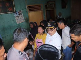 Pj Wali Kota Payakumbuh Tinjau Korban Kebakaran Di  Kelurahan Nunang Daya Bangun,