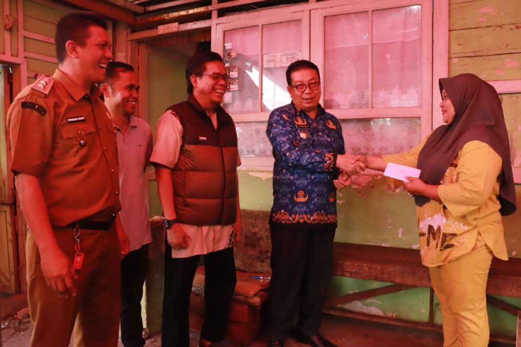 Pj Wali Kota Dan Baznas Berikan Bantuan Untuk Korban Di Kelurahan Nunang Daya Bangun Payakumbuh
