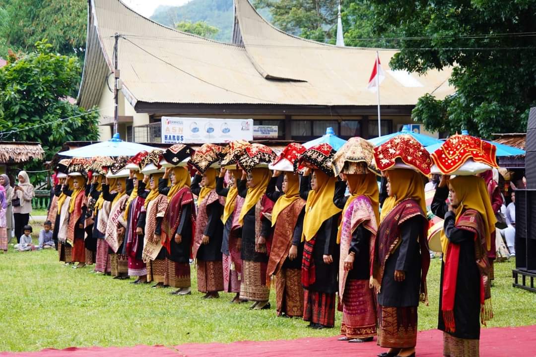 Ribuan Warga Saksikan Arakan Seribu Talam Pesona Nagari Pangian