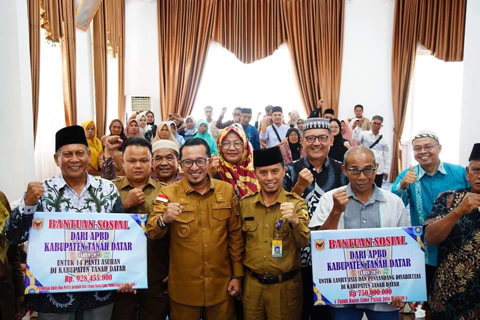 Bupati Tanah Datar Serahkan Bantuan Rp.928.455.000 Untuk Panti Asuhan