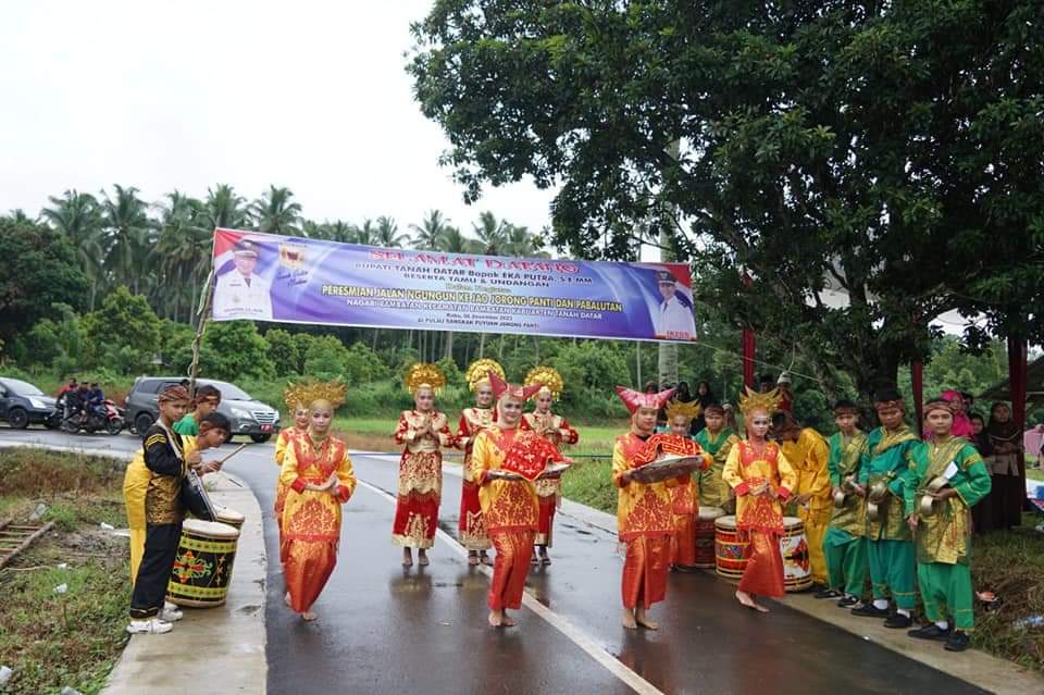 Masyarakat Nagari Rambatan Syukuran Atas di Aspalnya Jalan Panti dengan Pambalutan