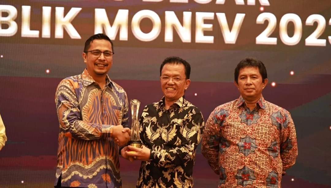 Eka Putra SE, MM Bupati Tanah Datar Dinobatkan Sebagai Tokoh KIP Oleh KI Sumbar