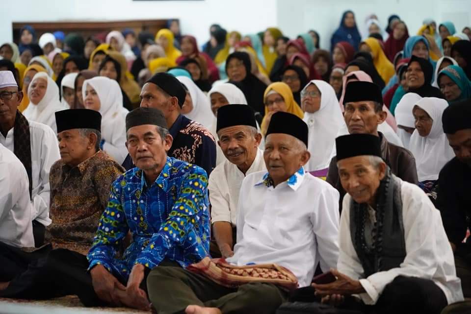 Bupati Tanah Datar Berikan Penghargaan Kepada  BKMT  Nagari Paninjauan