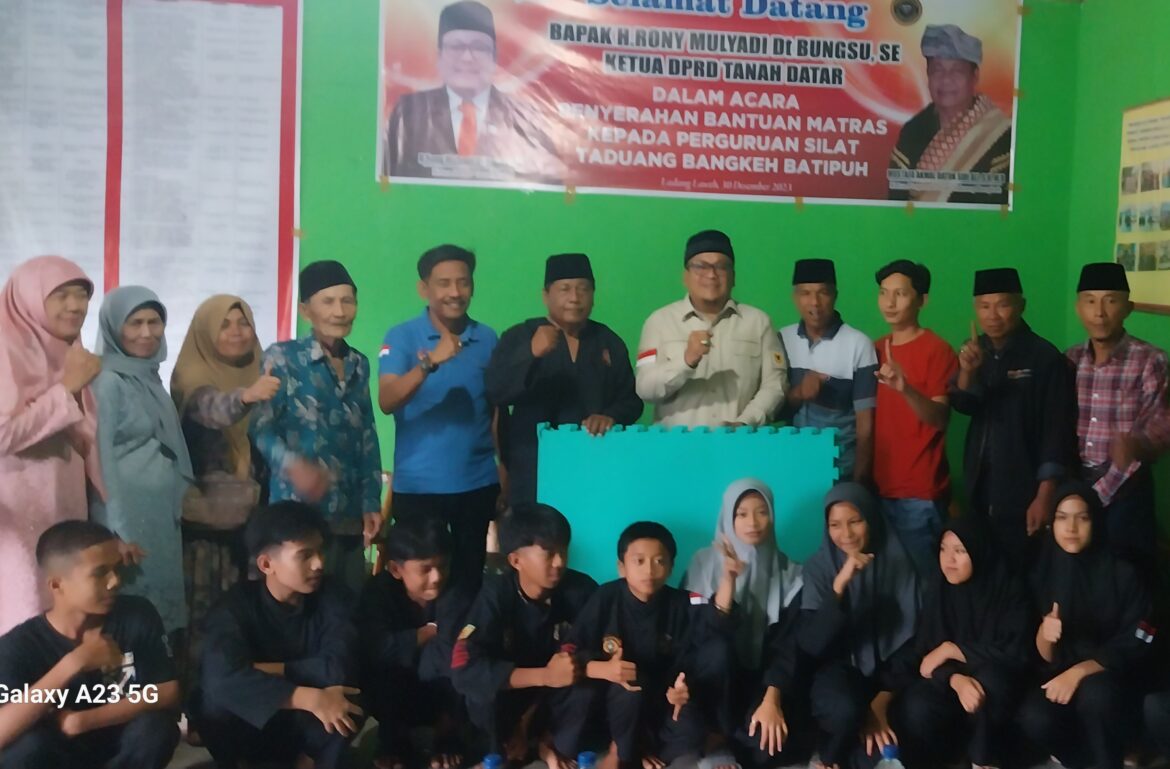 Perguruan Silat Taduang Bangkeh Batipuh Dapat Bantuan Matras Dari Ketua DPRD Tanah Datar