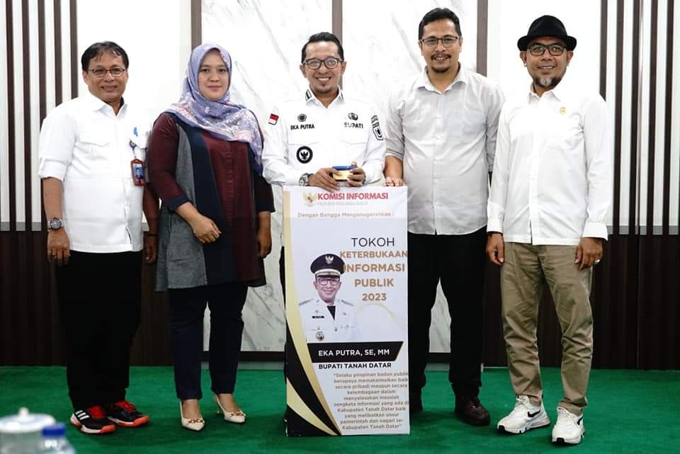 Luar Biasa, Bupati Tanah Datar Raih Tiga Penghargaan Achievement Motivation Person Dari Komisi Informasi