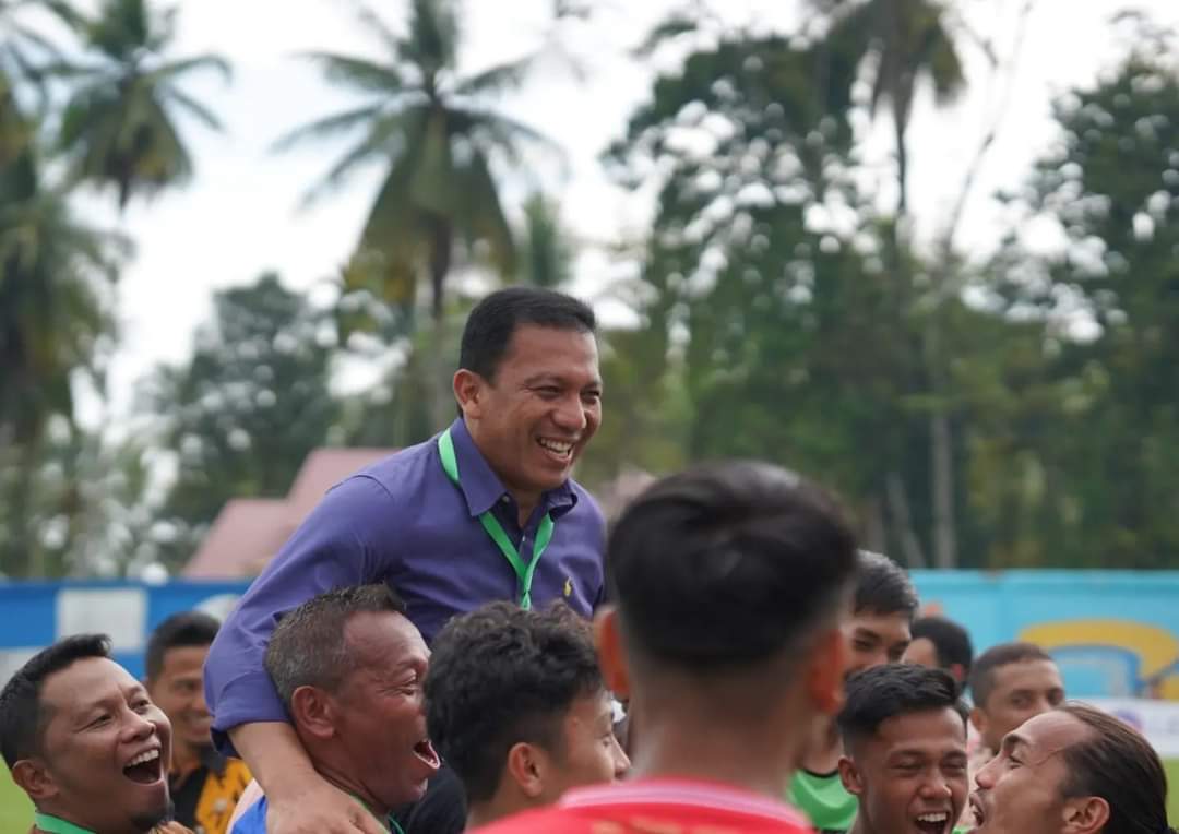 LOLOS KE PINAL  KETUA UMUM BESERTA PELATIH PSPP PADANG PANJANG  DIANGKAT RAMAI RAMAI