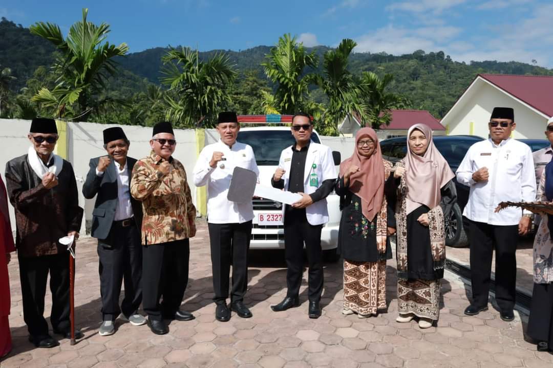 Bupati Pasaman Serahkan  Ambulance Ke RSI Ibnu Sina Panti