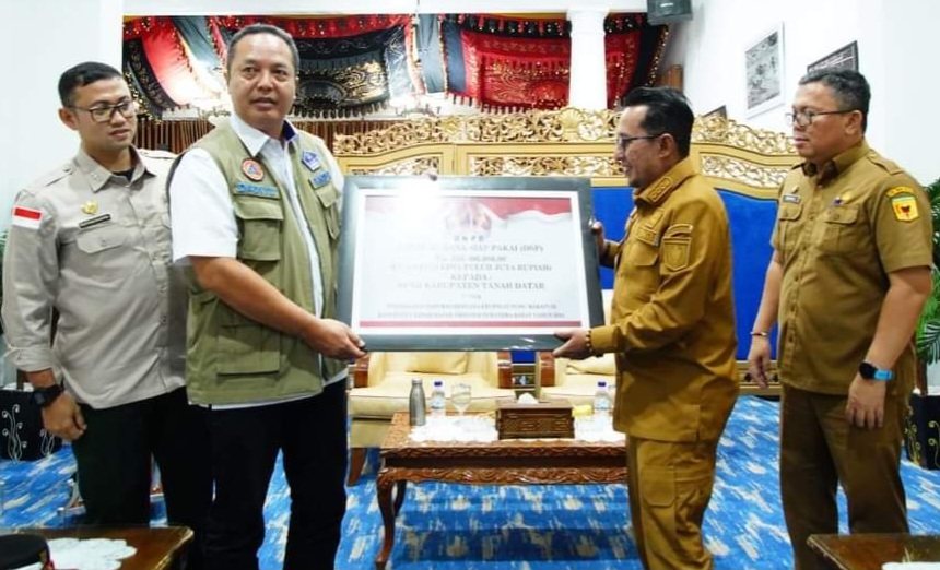 BNPB Serahkan Bantuan Tahap Kedua Kepada Bupati Tanah Datar, Ini Bantuannya
