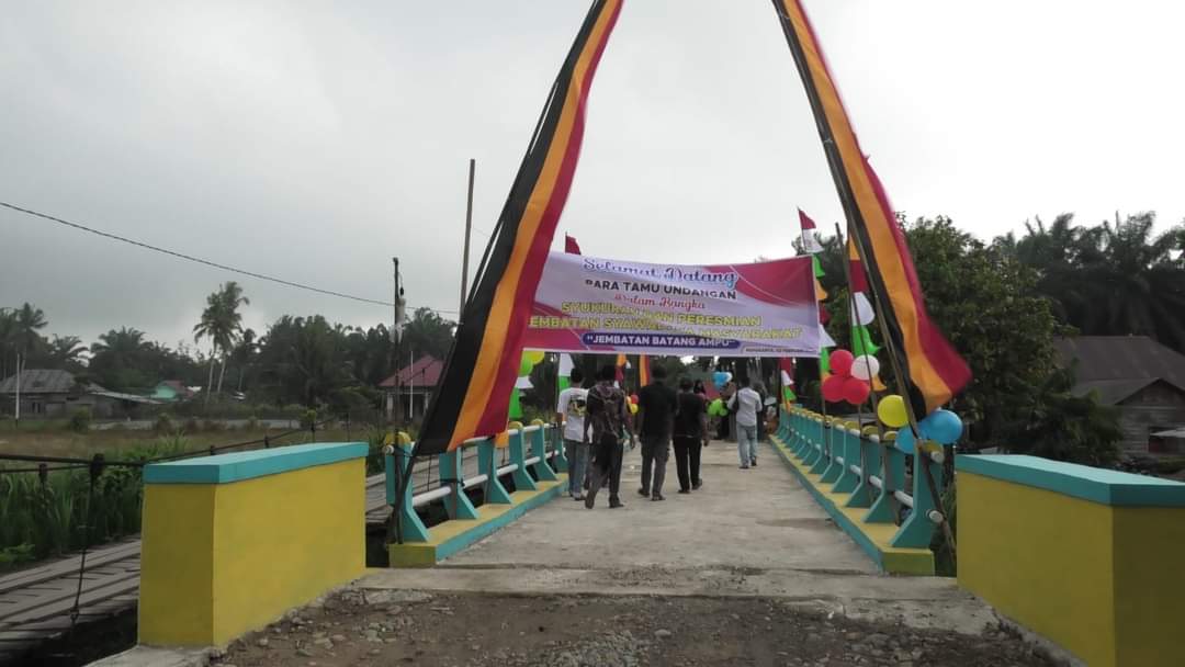 Diresmikan Wakil Bupati Pasbar,  Masyarakat Kampung II Mahakarya Kecamatan Luhak Nan Duo Bangun Jembatan Swadaya Murni
