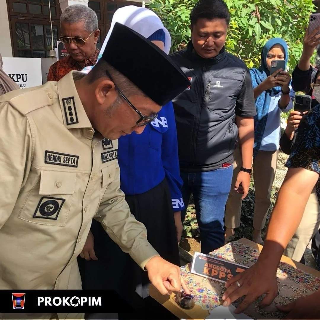 Wali Kota Padang  Menggunakan Hak Suaranya  Di TPS 08 Kelurahan Ulak Karang Utara