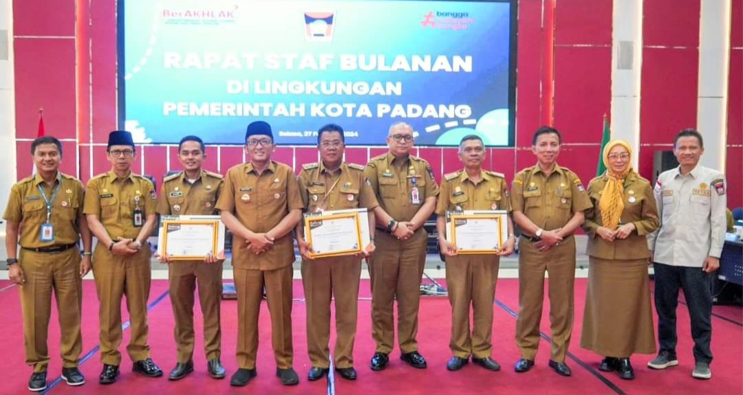TIGA RT DIBERI REWARD OLEH WALI KOTA DAN DINILAI SUKSES MELAKSANAKAN PADANG BAGORO