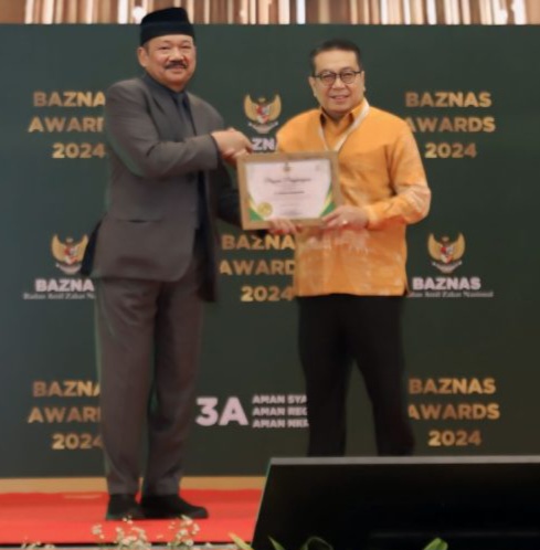 Pj  Wali Kota Payakumbuh Terima Penghargaan BAZNAS Awards 2024