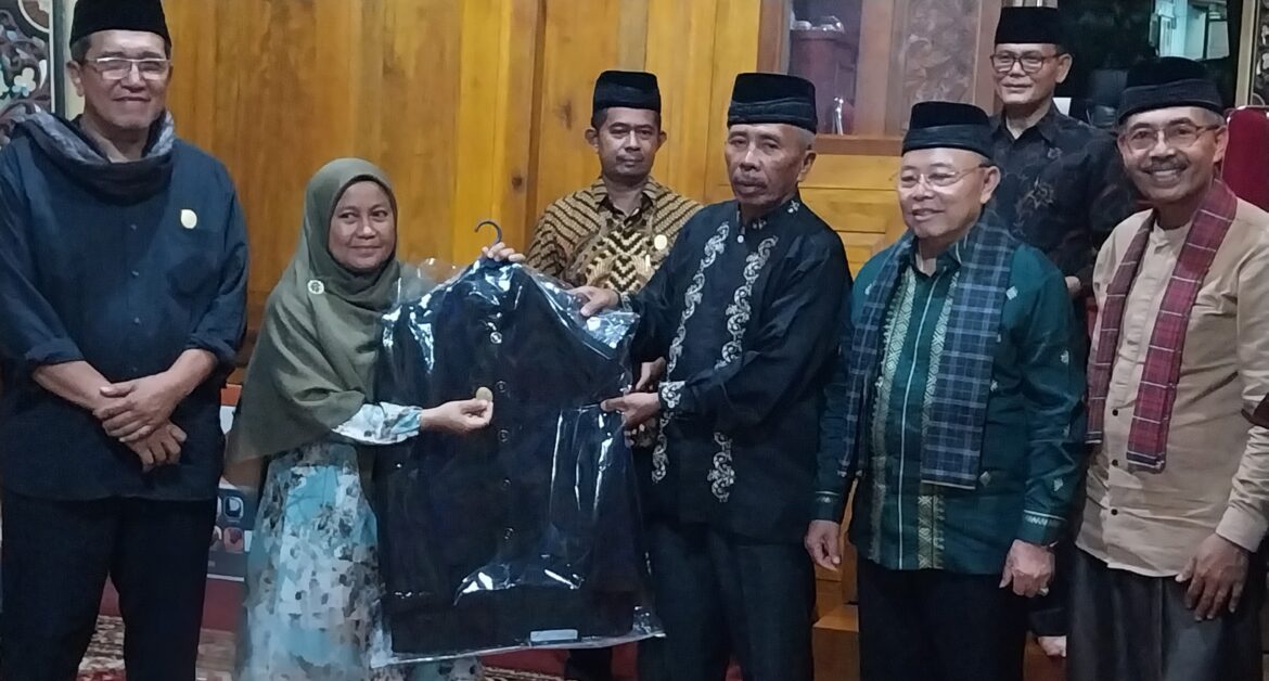 Bupati Serahkan Baju Seragam Untuk Pengurus LKAAM Tanah Datar