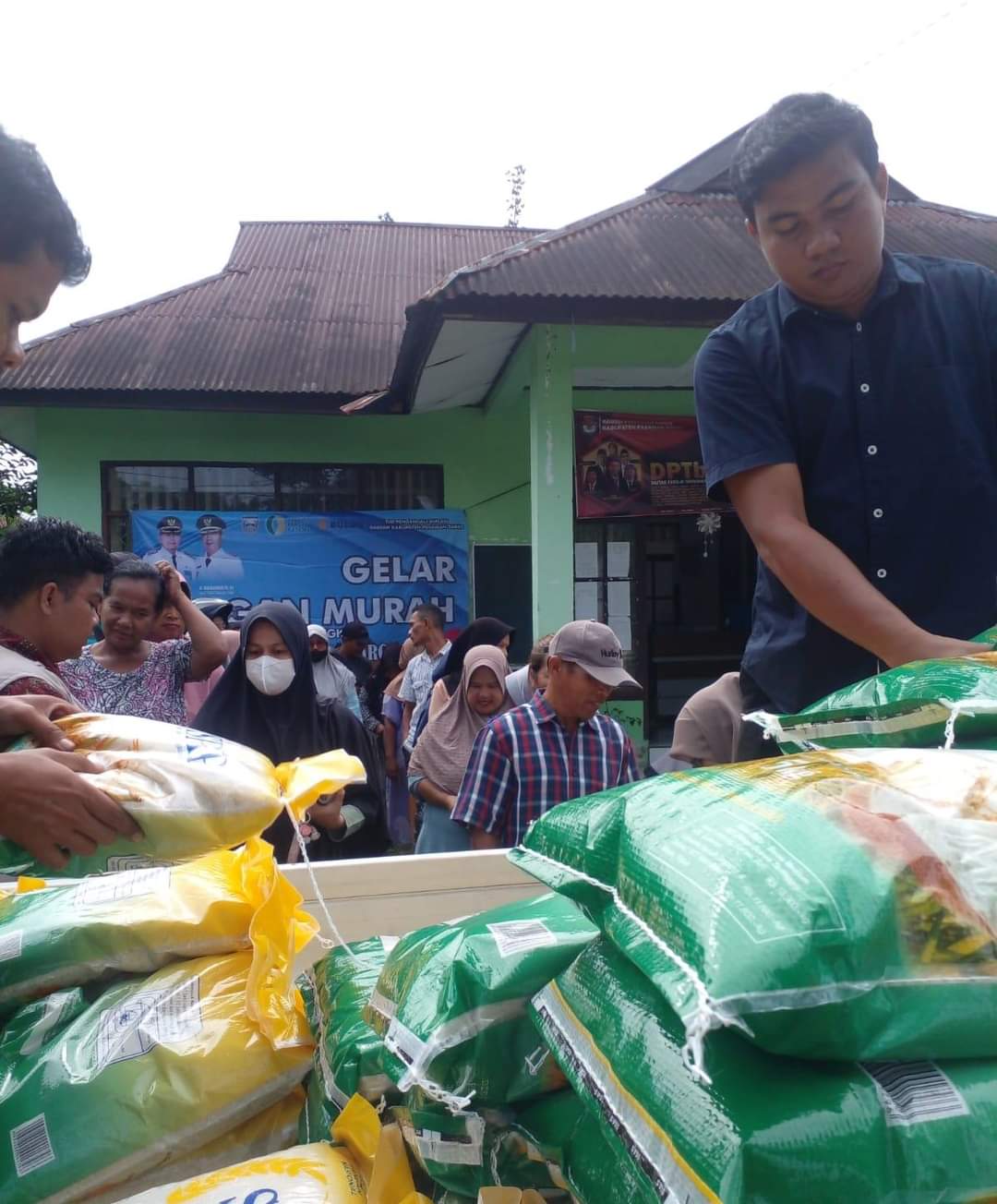 Masyarakat Serbu Beras SPHP  Di Nagari Jambak Selatan Pasbar