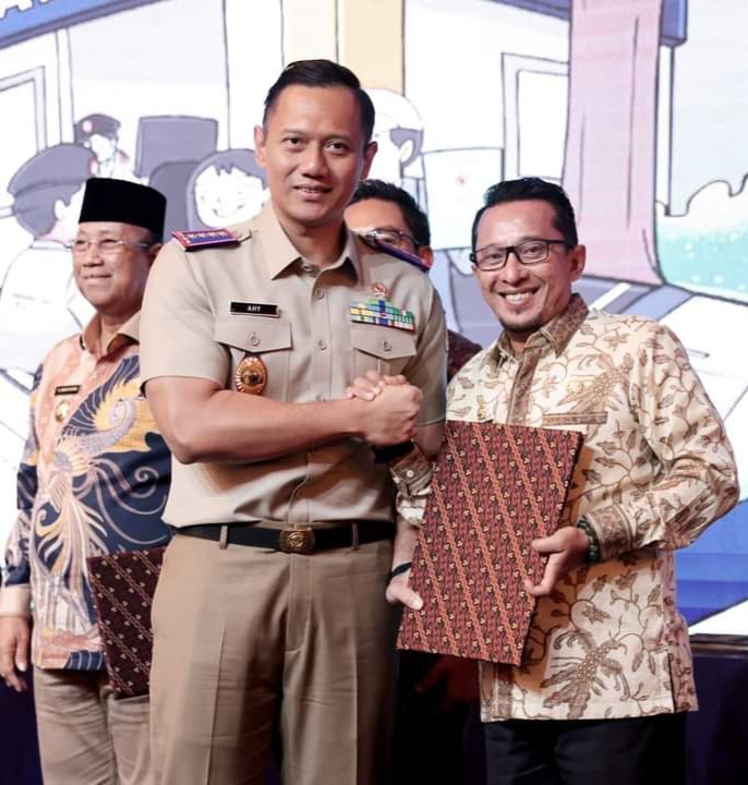 Bupati Tanah Datar Terima Penghargaan Dari Menteri ATR BPN
