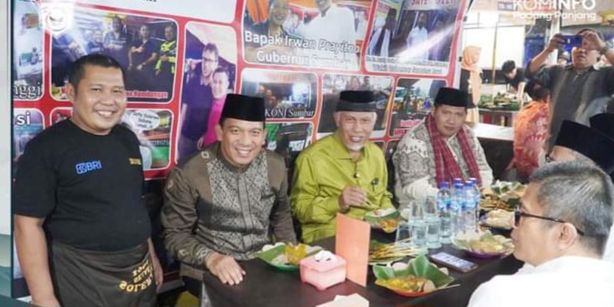 Gubernur Sumbar Cicipi Sate Soleram di Pasar Kuliner Padang Panjang