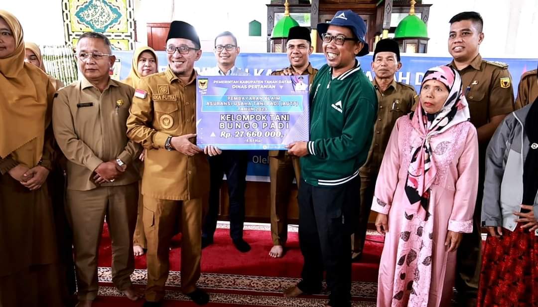 Bupati  Serahkan BLT Dan Beras Untuk Petani Terdampak  Erupsi Marapi Di Nagari Sabu