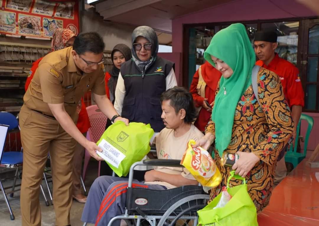 Pj Wali Kota Padang Panjang Salurkan Bantuan Untuk Lansia Dan Disibilitas