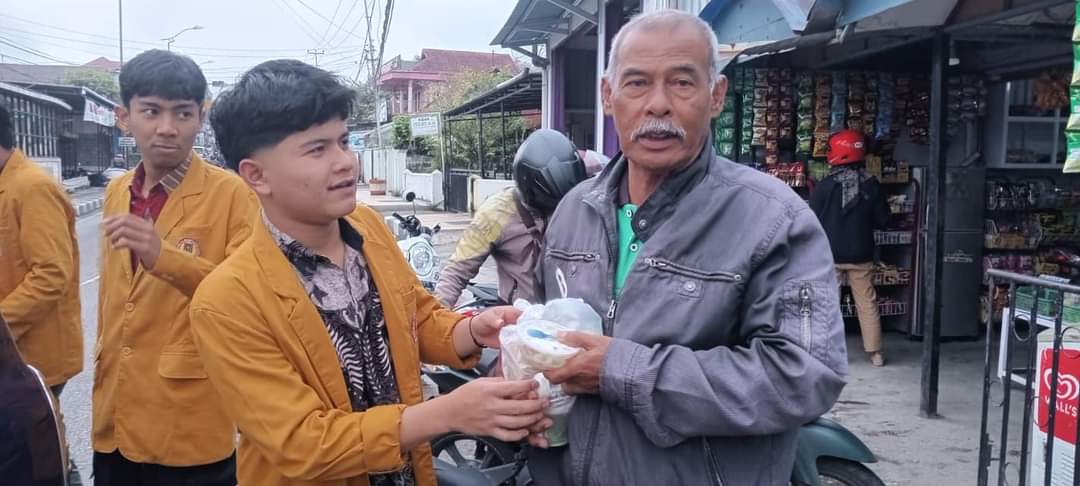 Santri Pesantren Kauman Padang Panjang  Salurkan 2.024 Takjil Ke Rumah Warga