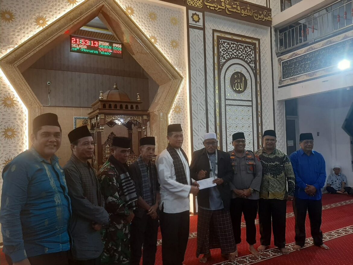 Mesjid Baiturahim Koto Nagari Pagaruyung Dapat Bantuan Rp 15 Juta Dari Tim Ramadhan Khusus Bupati